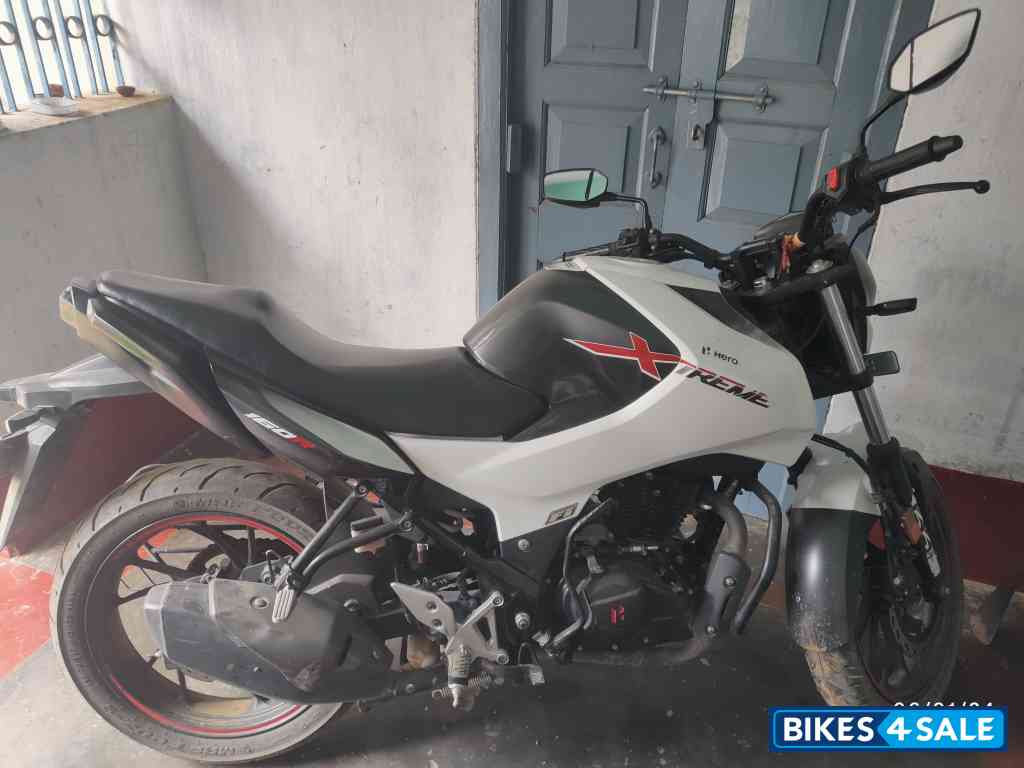White Hero Xtreme 160R