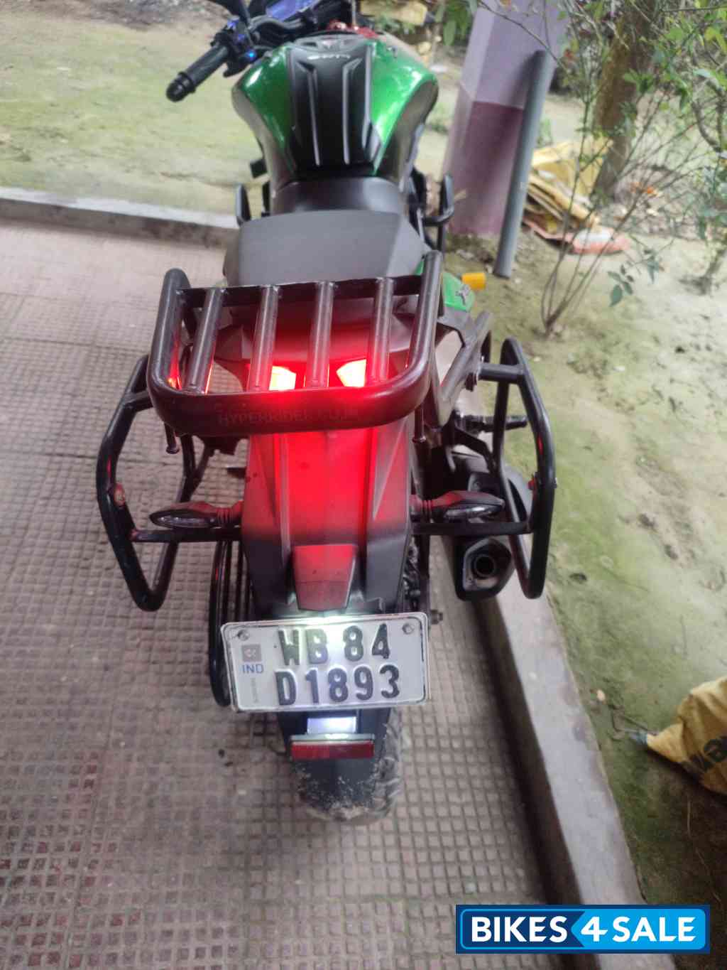 Green Bajaj Dominar 400 Disc