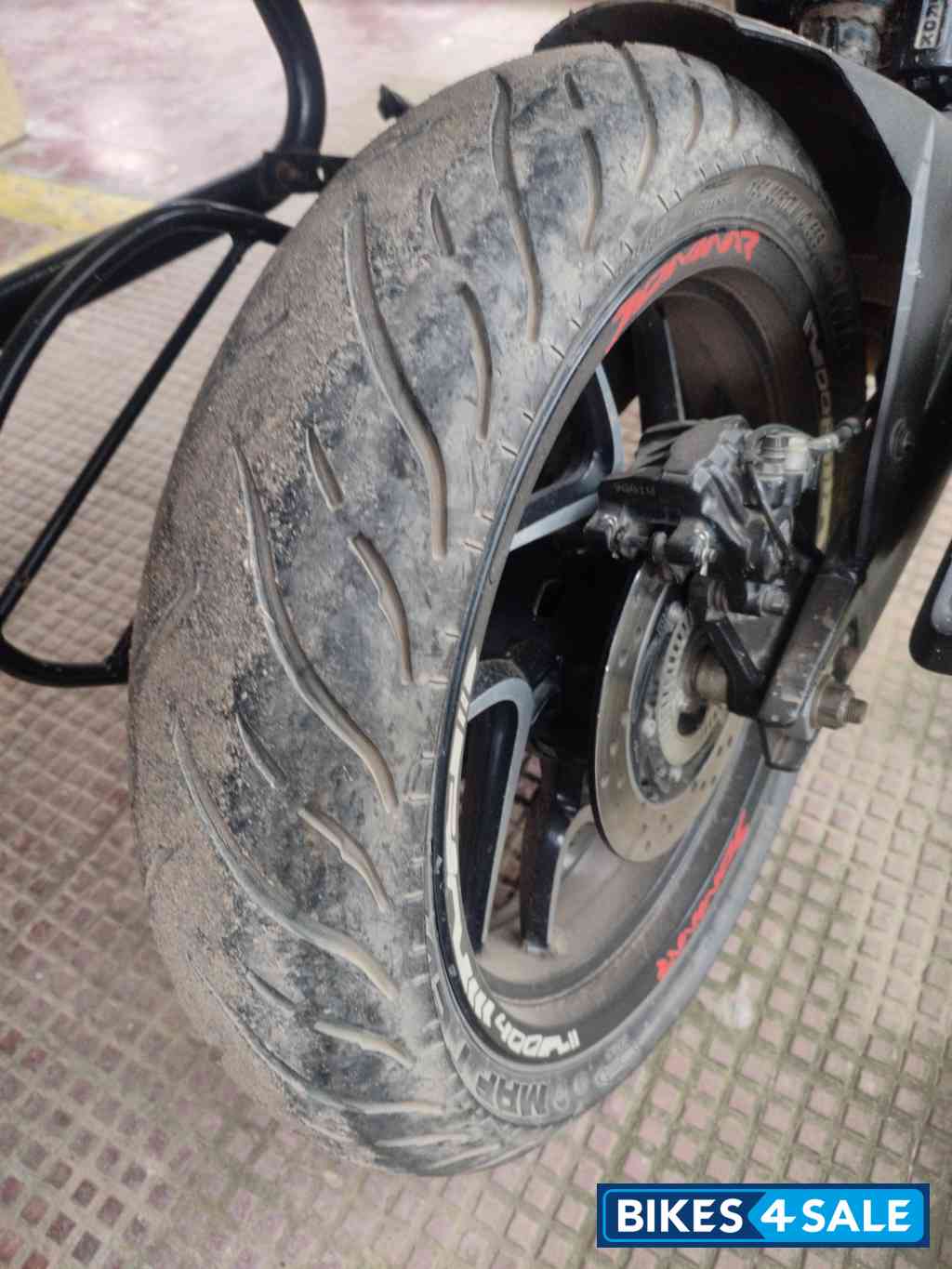 Green Bajaj Dominar 400 Disc