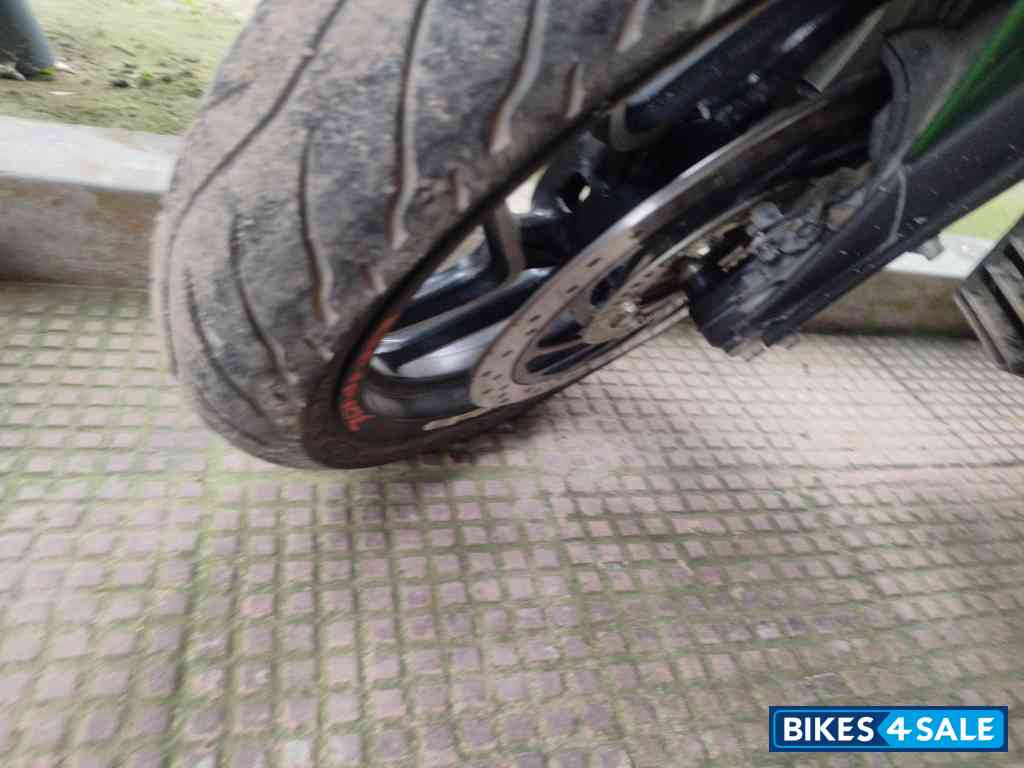 Green Bajaj Dominar 400 Disc