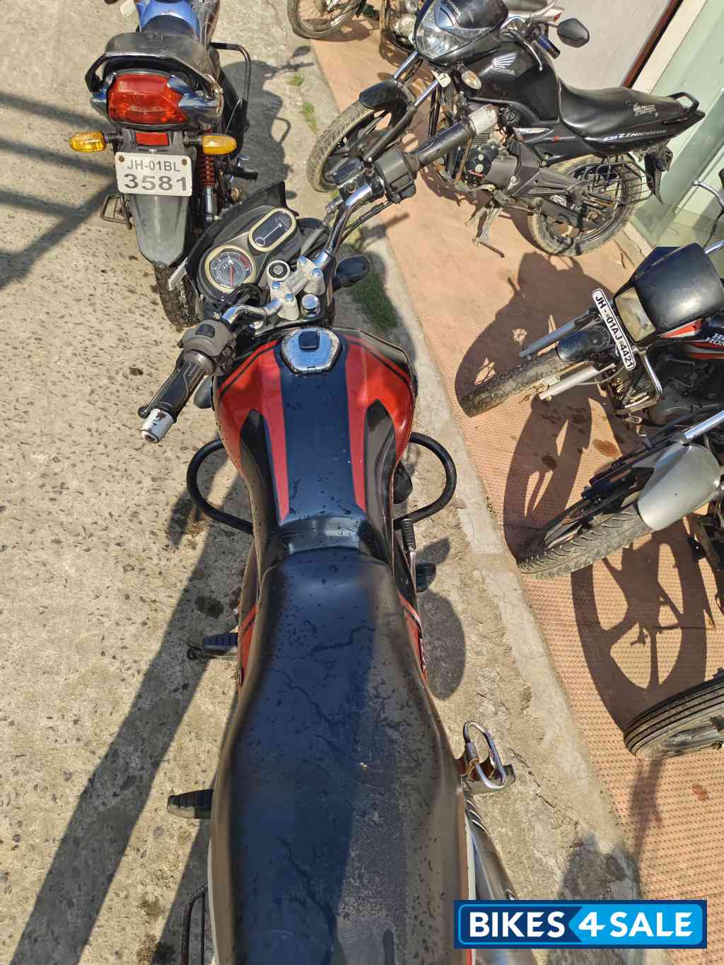 Bajaj V15