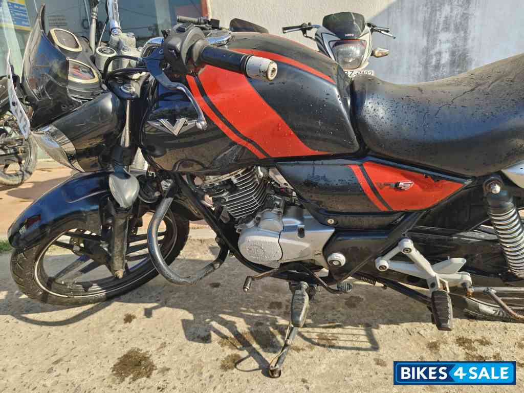 Bajaj V15