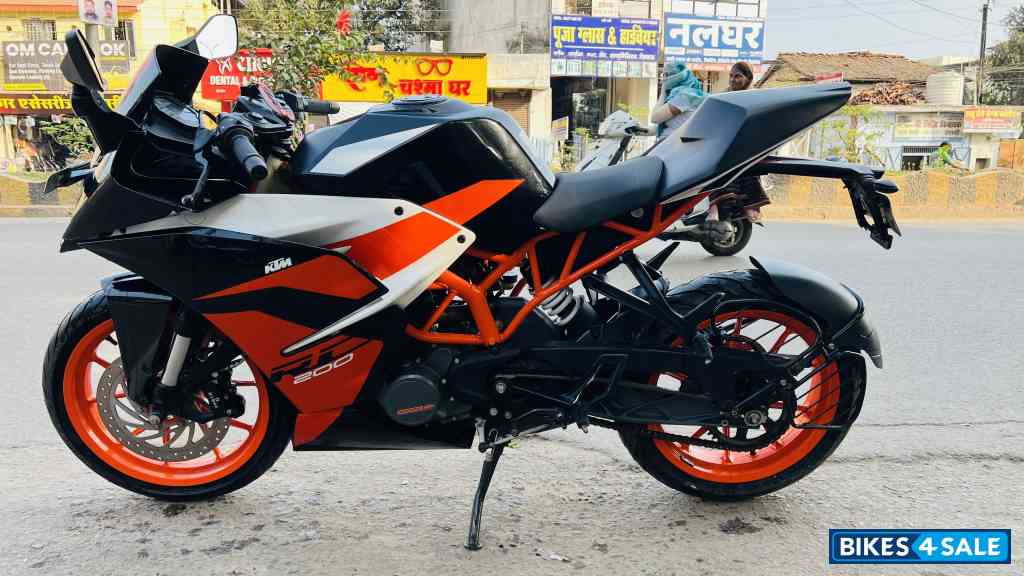 Black KTM RC 200
