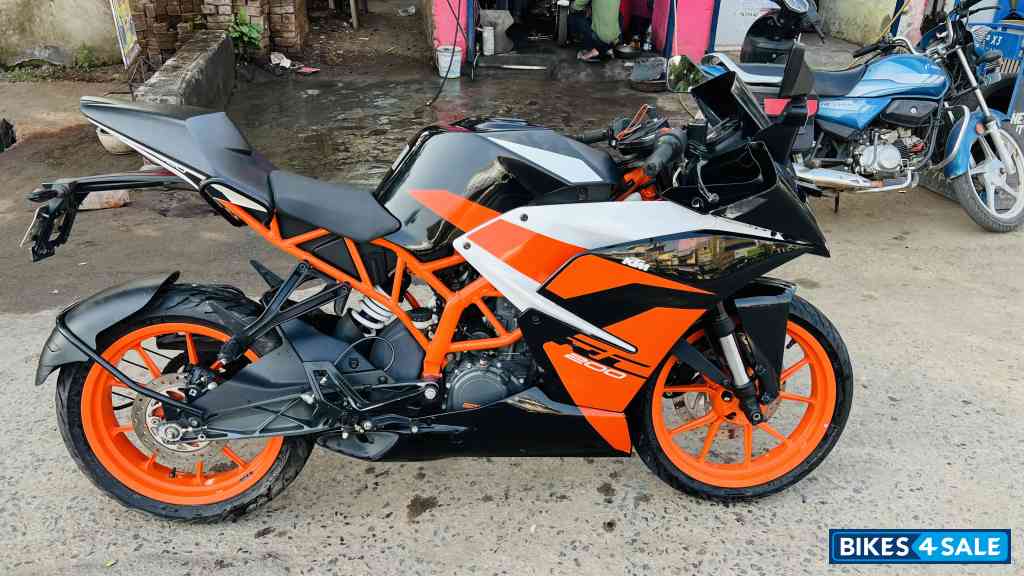 Black KTM RC 200