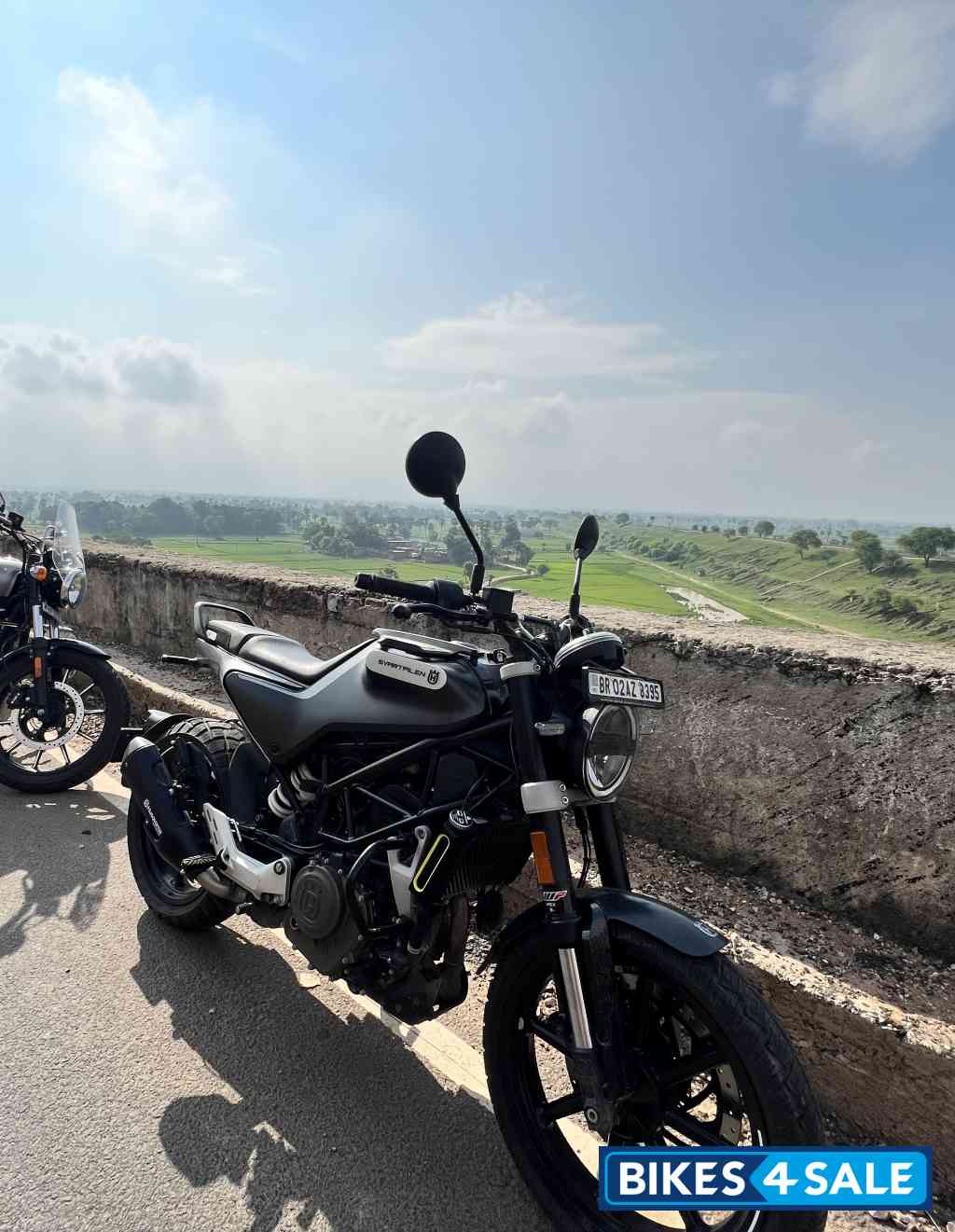 Grey Husqvarna Svartpilen 250