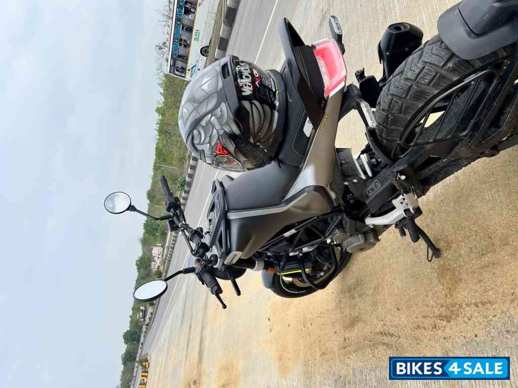 Grey Husqvarna Svartpilen 250