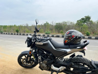 Grey Husqvarna Svartpilen 250