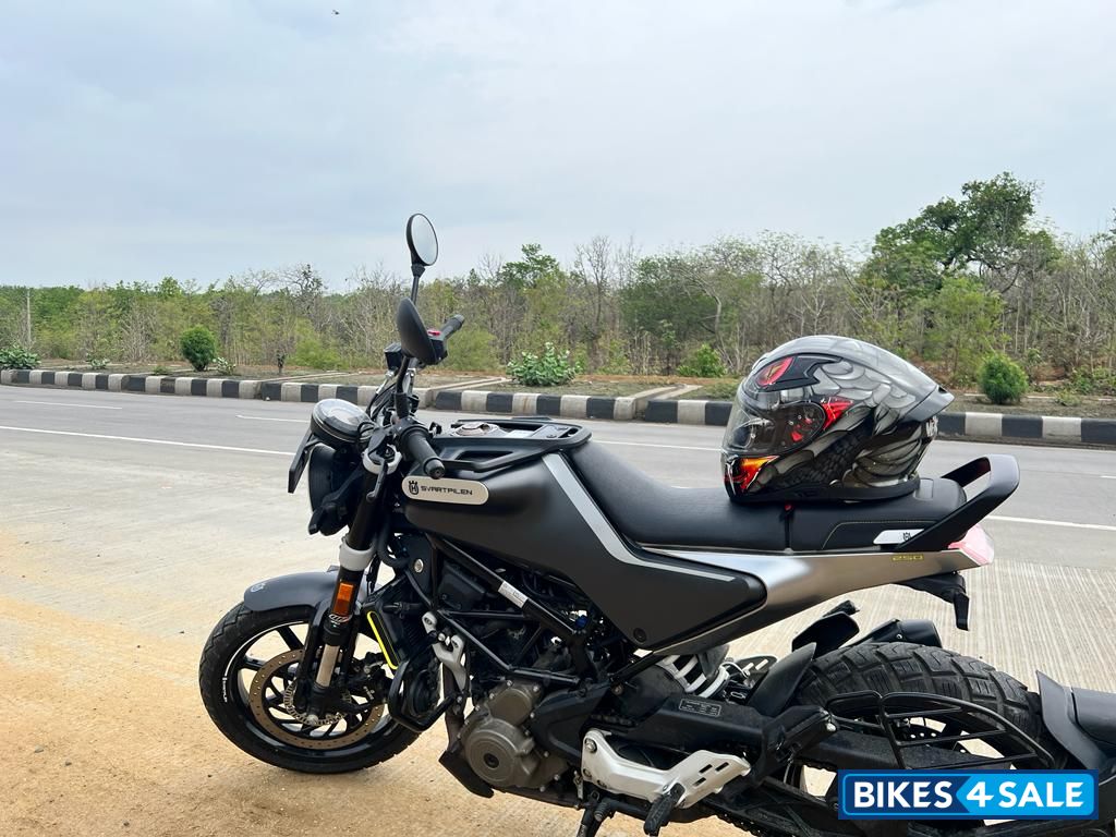 Grey Husqvarna Svartpilen 250