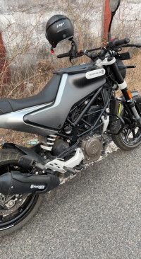 Grey Husqvarna Svartpilen 250
