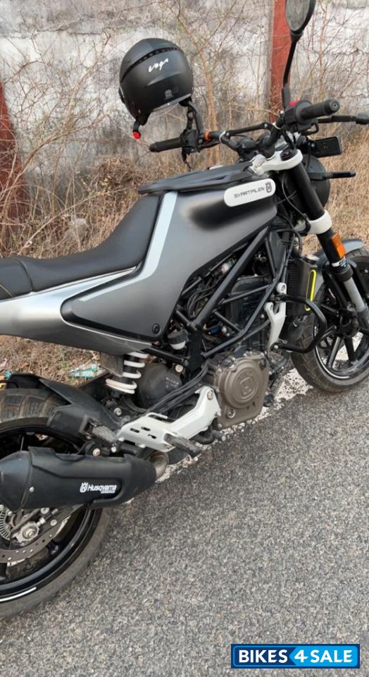 Grey Husqvarna Svartpilen 250