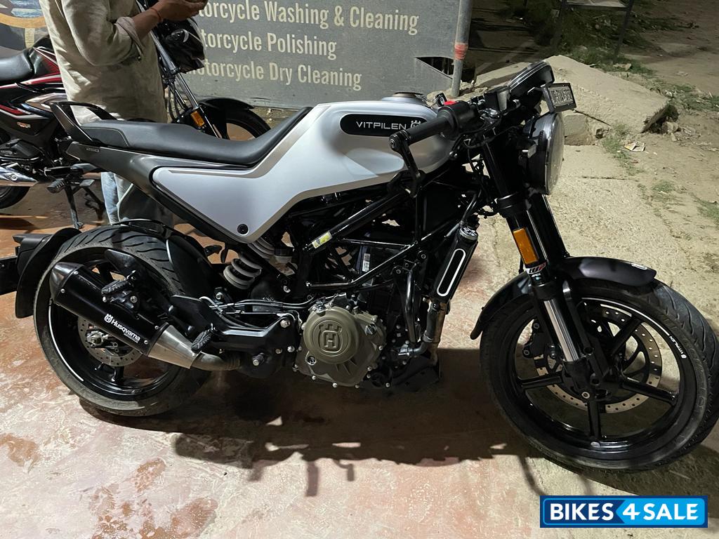 Silver Husqvarna Vitpilen 250