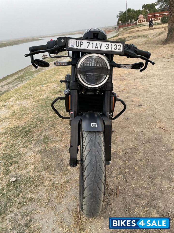 Silver Husqvarna Vitpilen 250