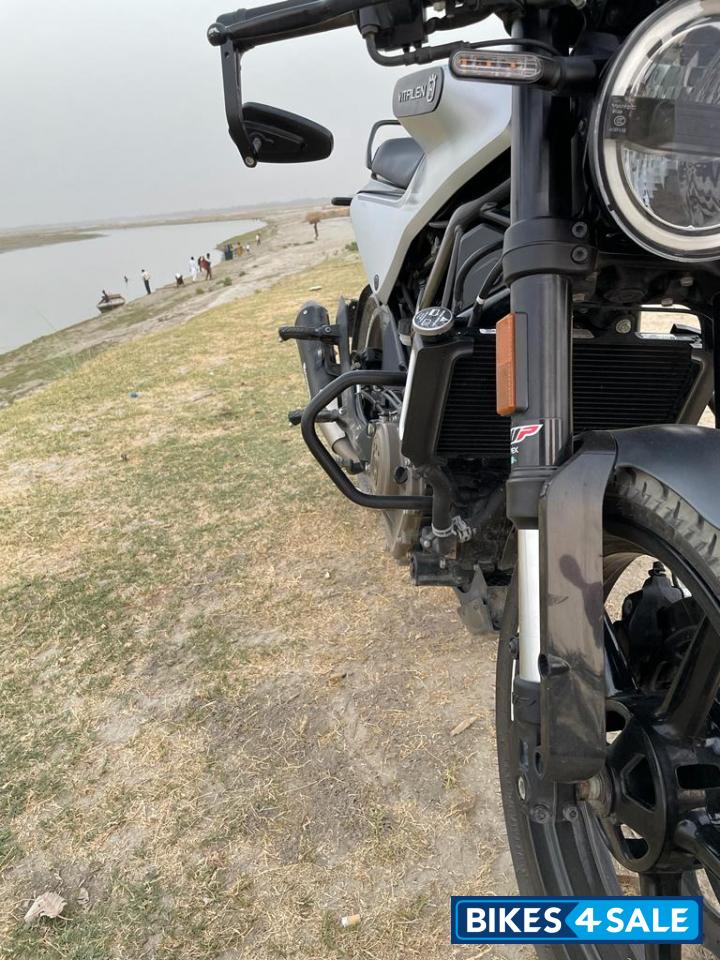 Silver Husqvarna Vitpilen 250