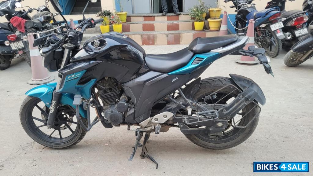 Black And Ocean Blue Yamaha FZ25