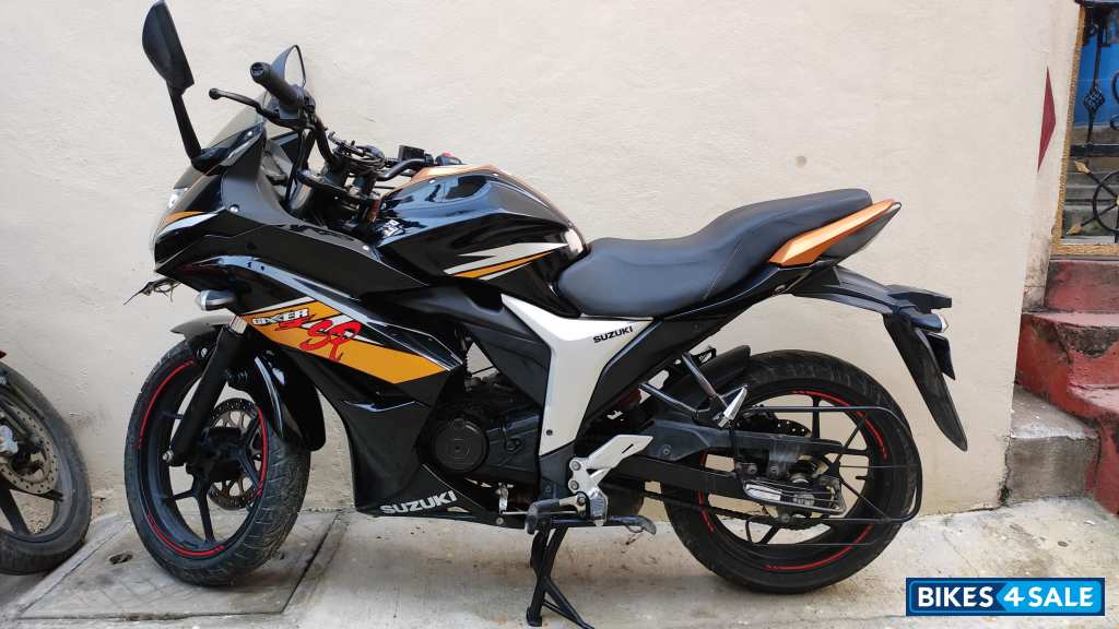 Black / Yellow Suzuki Gixxer SF Fi