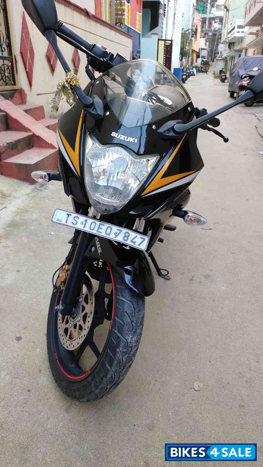 Black / Yellow Suzuki Gixxer SF Fi