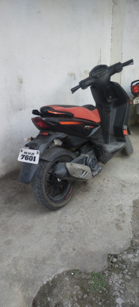 Black Aprilia SR 160 Carbon ABS