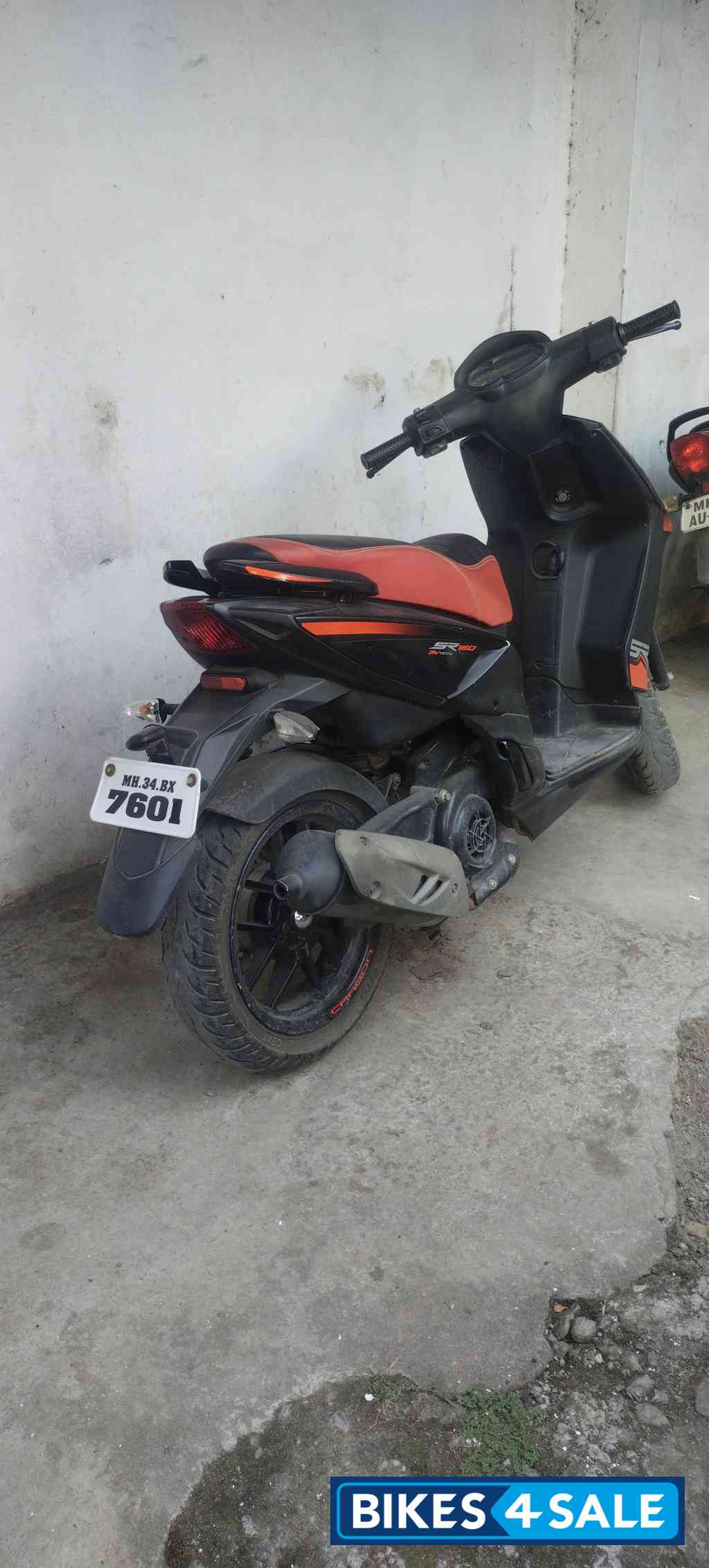 Black Aprilia SR 160 Carbon ABS