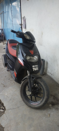 Black Aprilia SR 160 Carbon ABS
