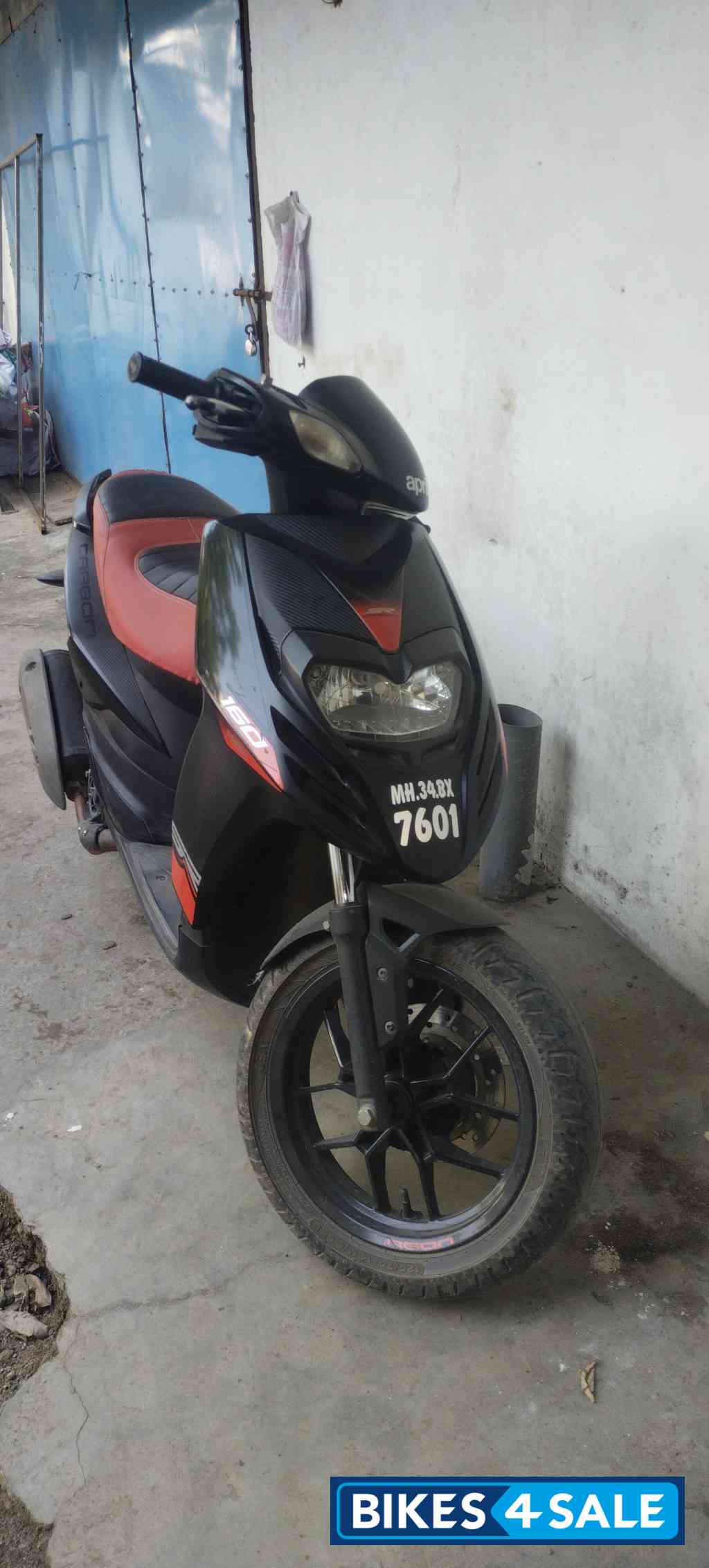 Black Aprilia SR 160 Carbon ABS