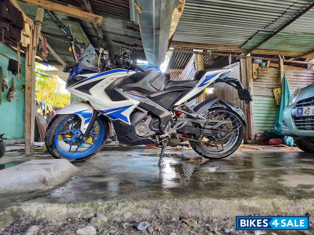 Bajaj Pulsar RS 200 ABS
