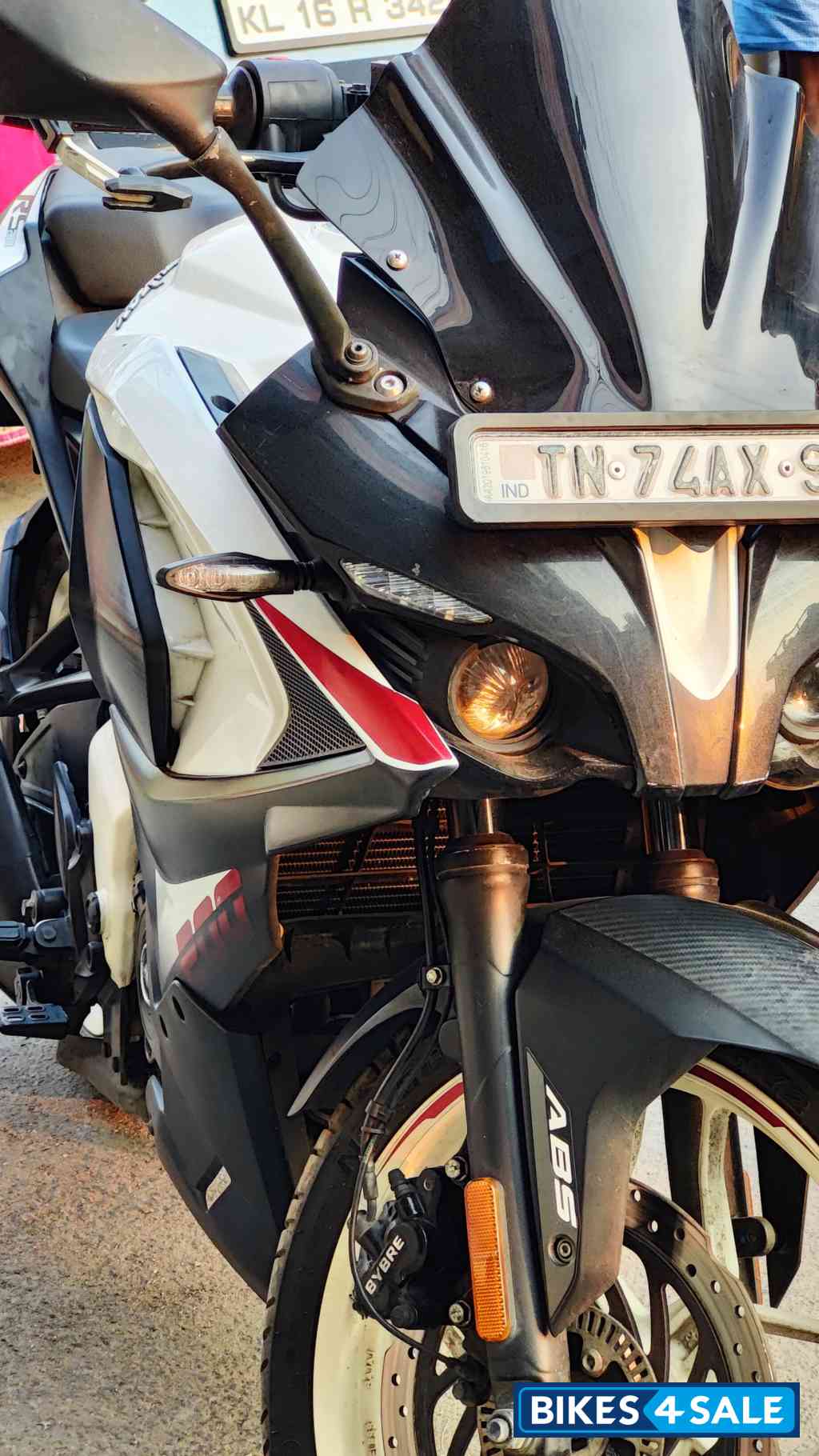 Ivory White And Black Bajaj Pulsar RS 200 BS6