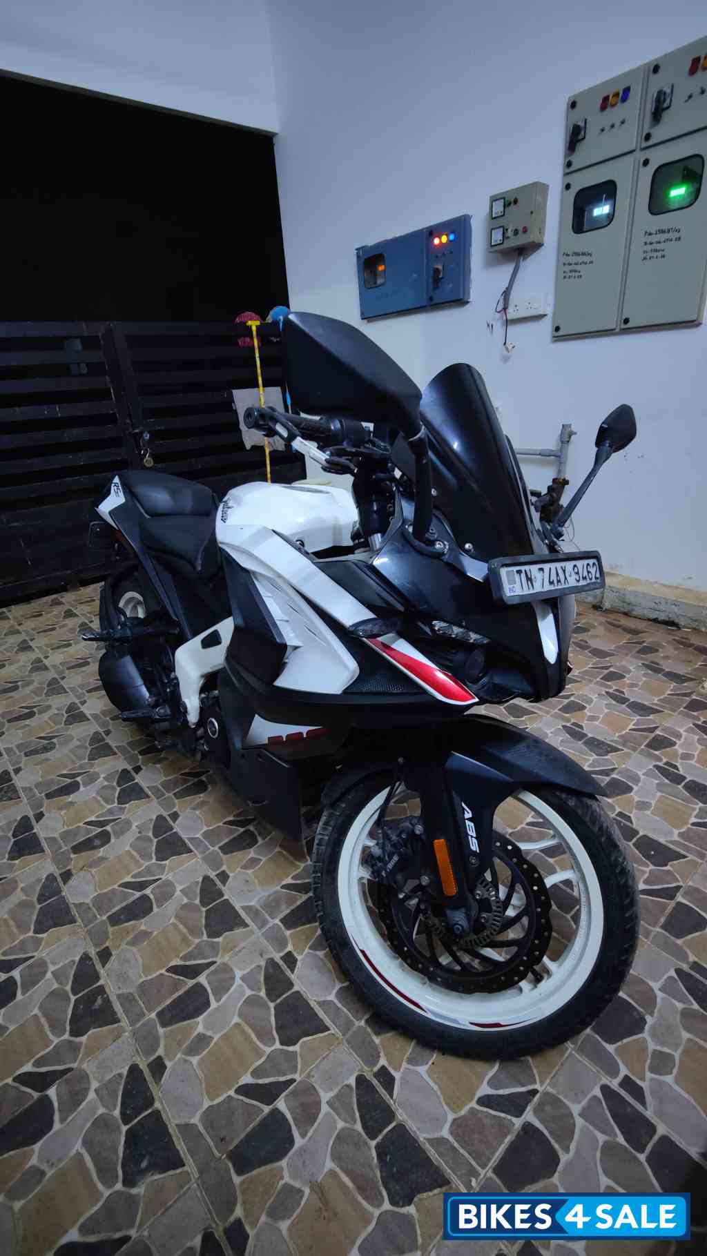 Ivory White And Black Bajaj Pulsar RS 200 BS6