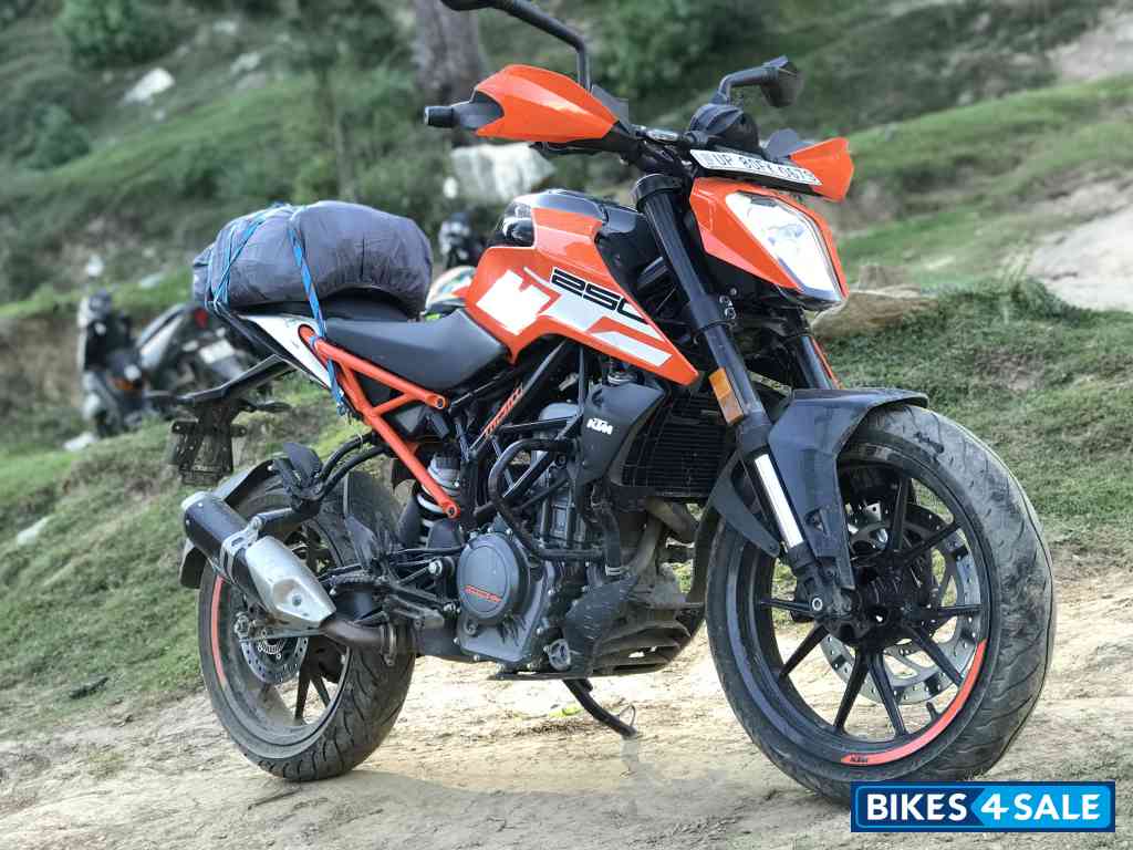 Orange KTM Duke 250 2020