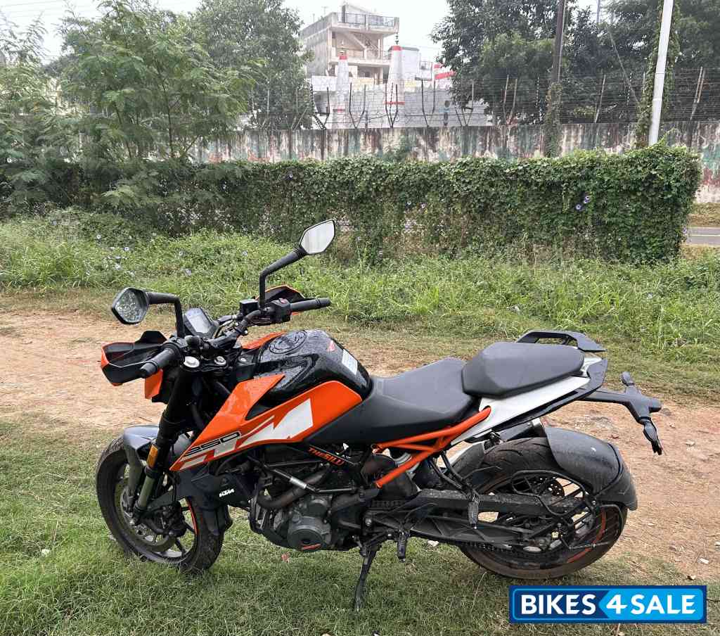 Orange KTM Duke 250 2020
