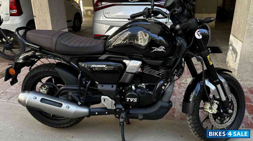 Black TVS Ronin SS