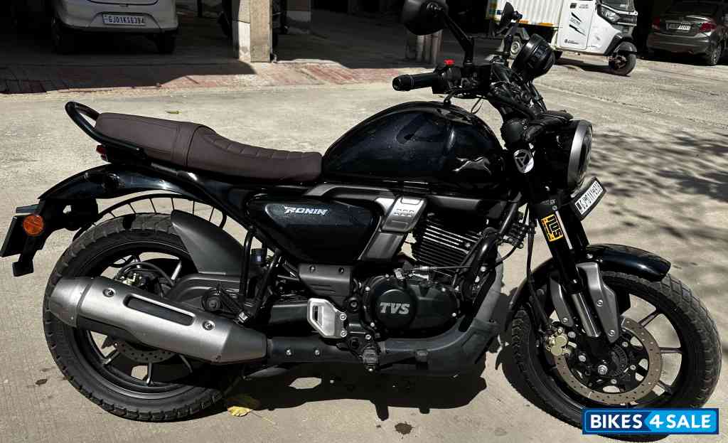 Black TVS Ronin SS