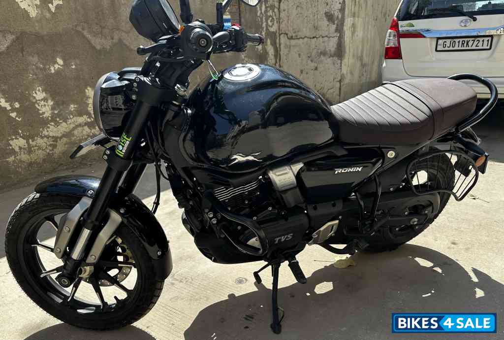Black TVS Ronin SS