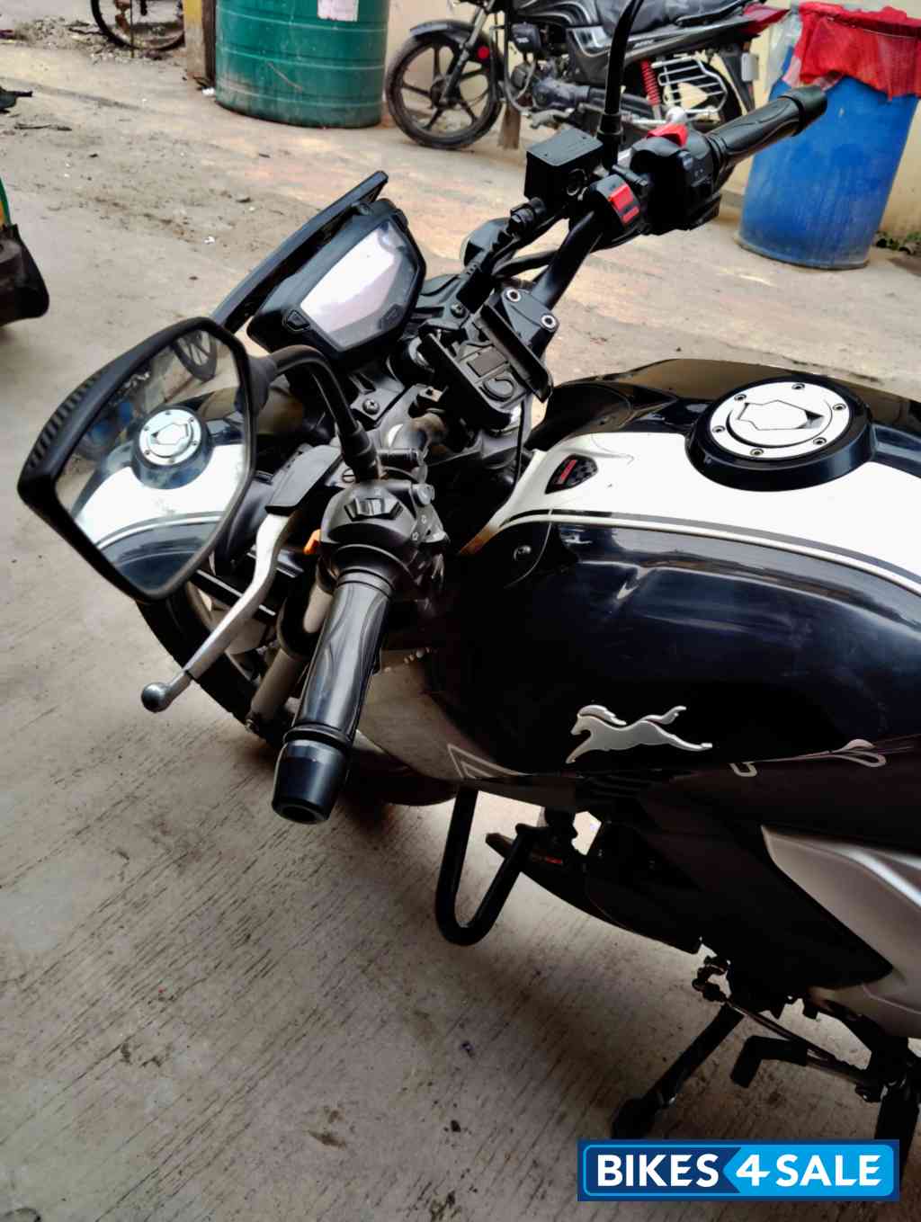 Black TVS Apache RTR 160 4V 2024