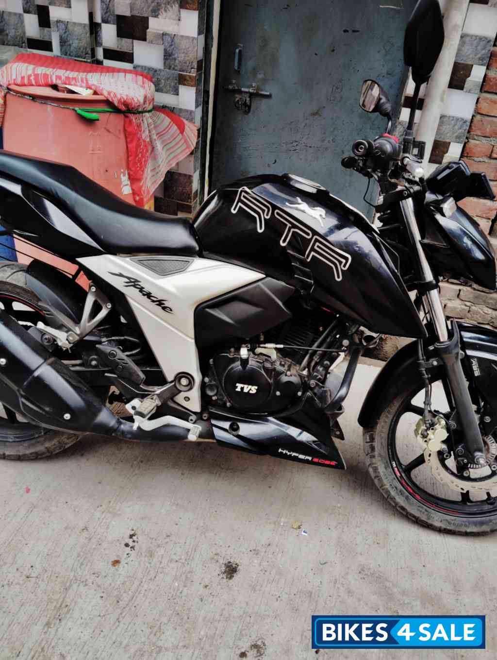 Black TVS Apache RTR 160 4V 2024