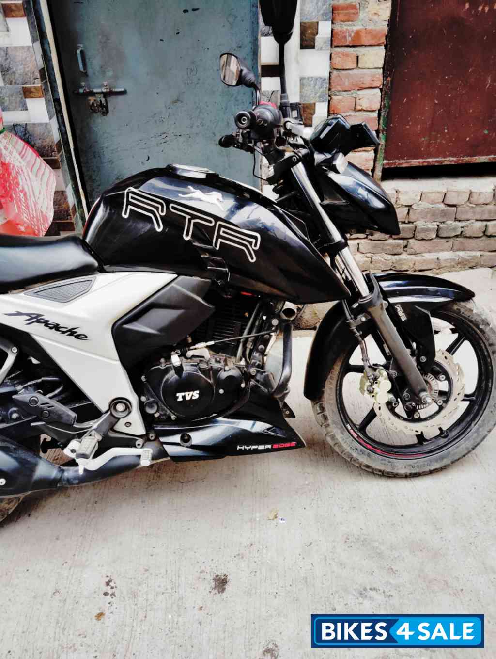Black TVS Apache RTR 160 4V 2024
