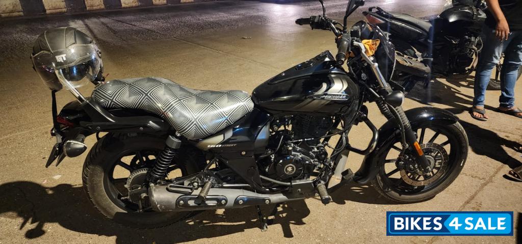 Black Bajaj Avenger Street 160 BS6