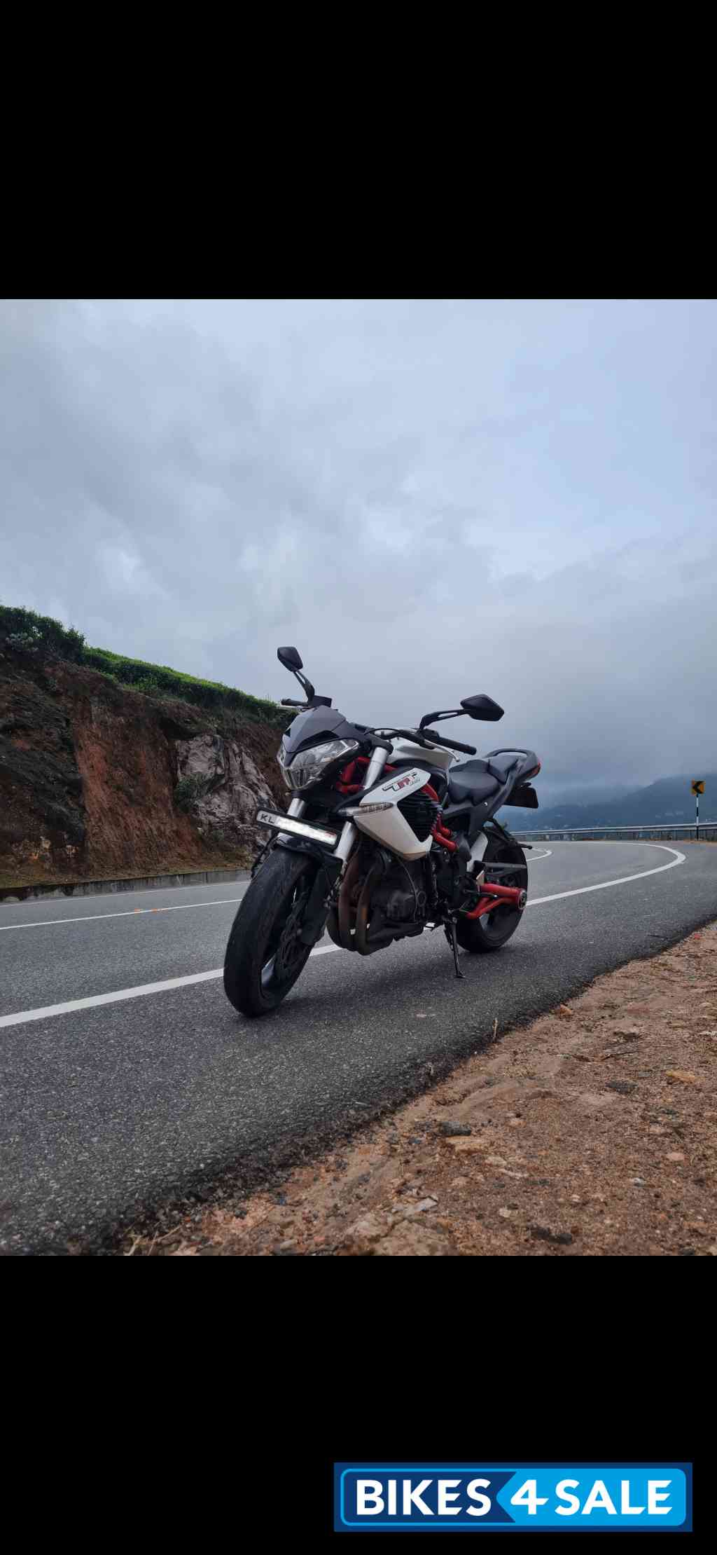 White Benelli TNT 899