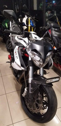 White Benelli TNT 899