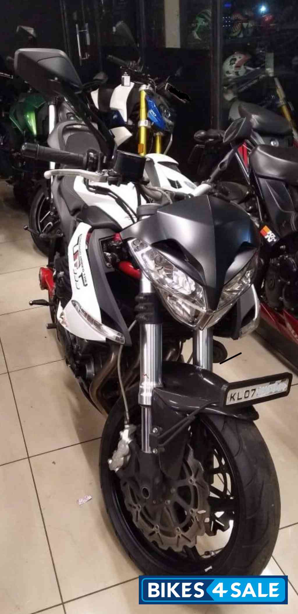White Benelli TNT 899