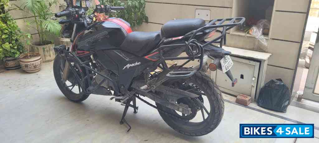 Black TVS Apache RTR 200 4V 2022