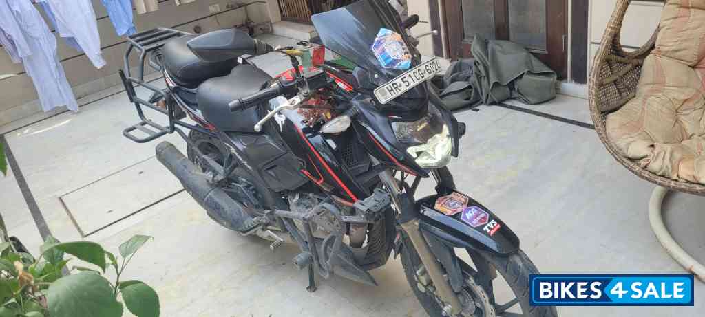 Black TVS Apache RTR 200 4V 2022