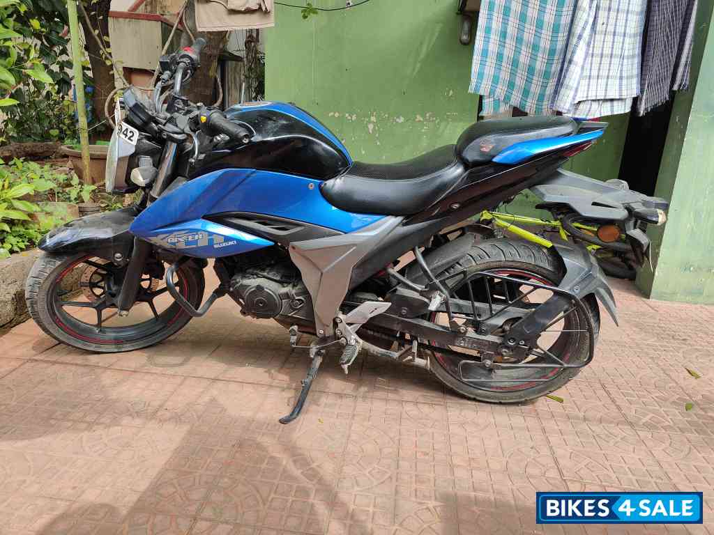 Blue Suzuki Gixxer BS6