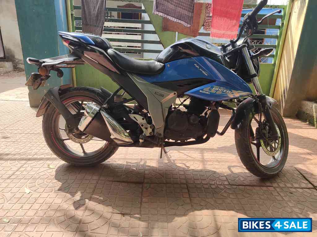Blue Suzuki Gixxer BS6