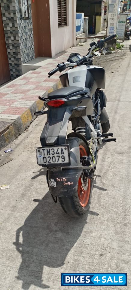 White KTM Duke 125 2020