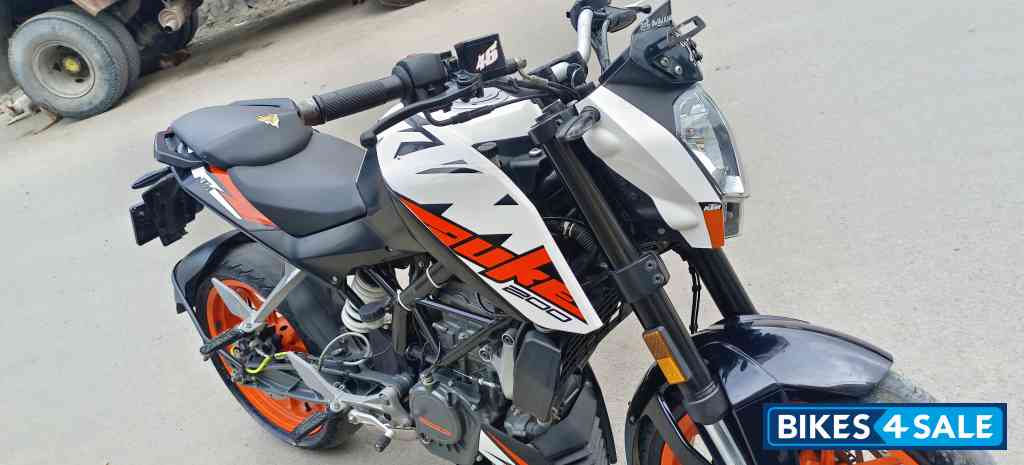 White KTM Duke 125 2020