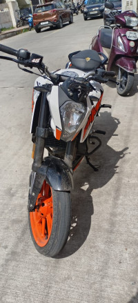 White KTM Duke 125 2020