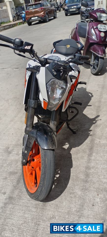 White KTM Duke 125 2020