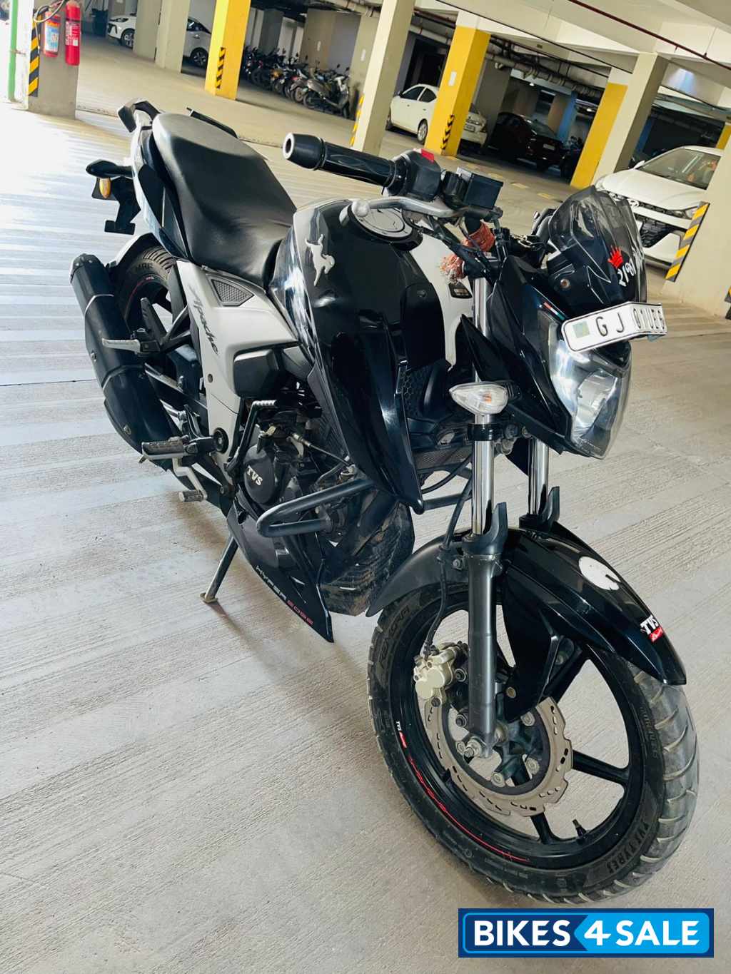 Black TVS Apache RTR 160 4V