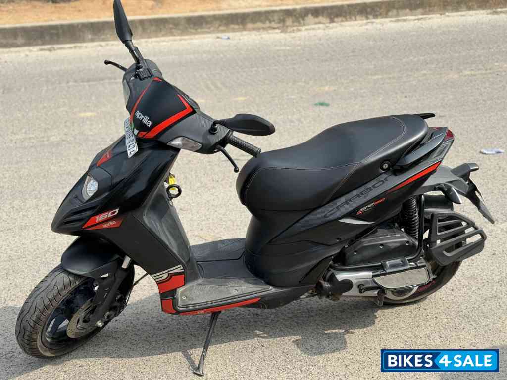 Aprilia SR 160 Carbon ABS