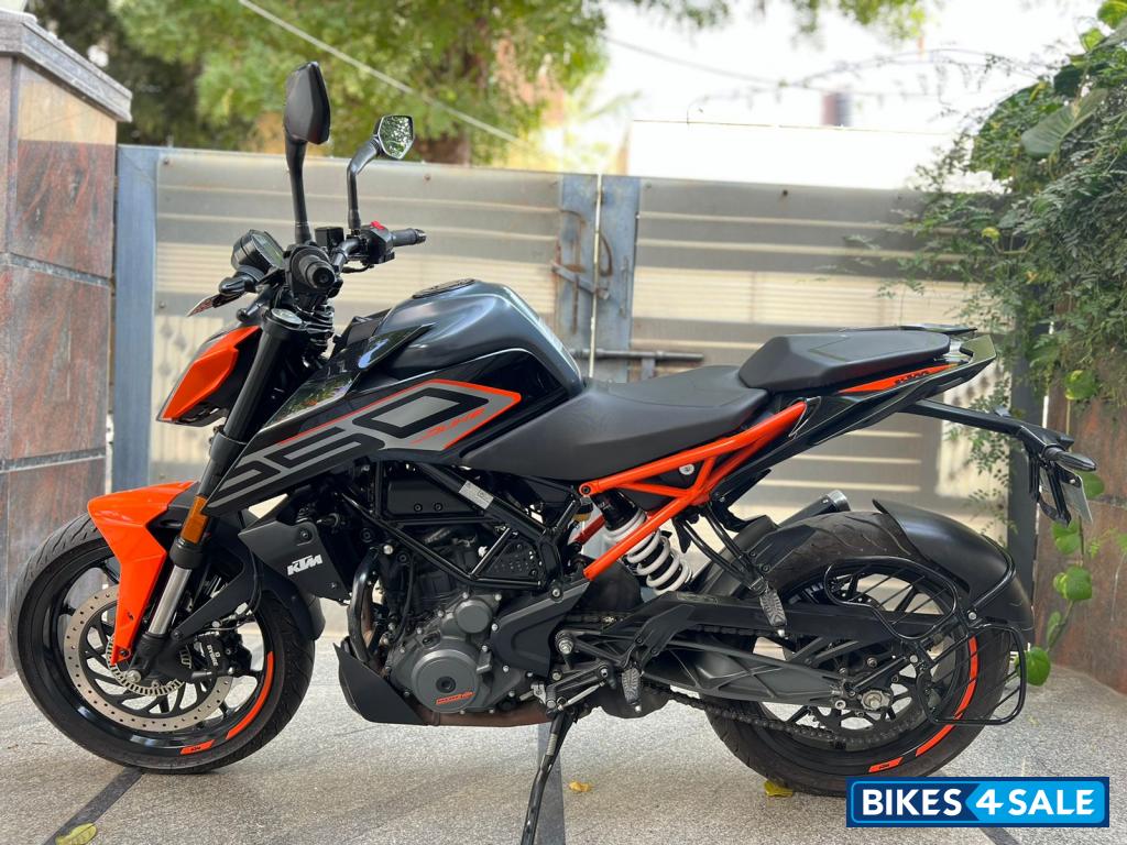 Ebony Black KTM Duke 250 2022